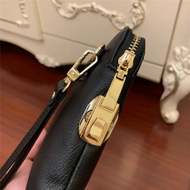 Versace Medusa Medallion Pochette de cuir texturisé noir et or 4