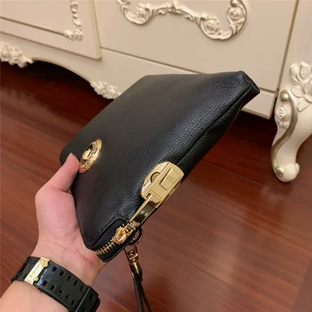 Versace Medusa Medallion Pochette de cuir texturisé noir et or 6