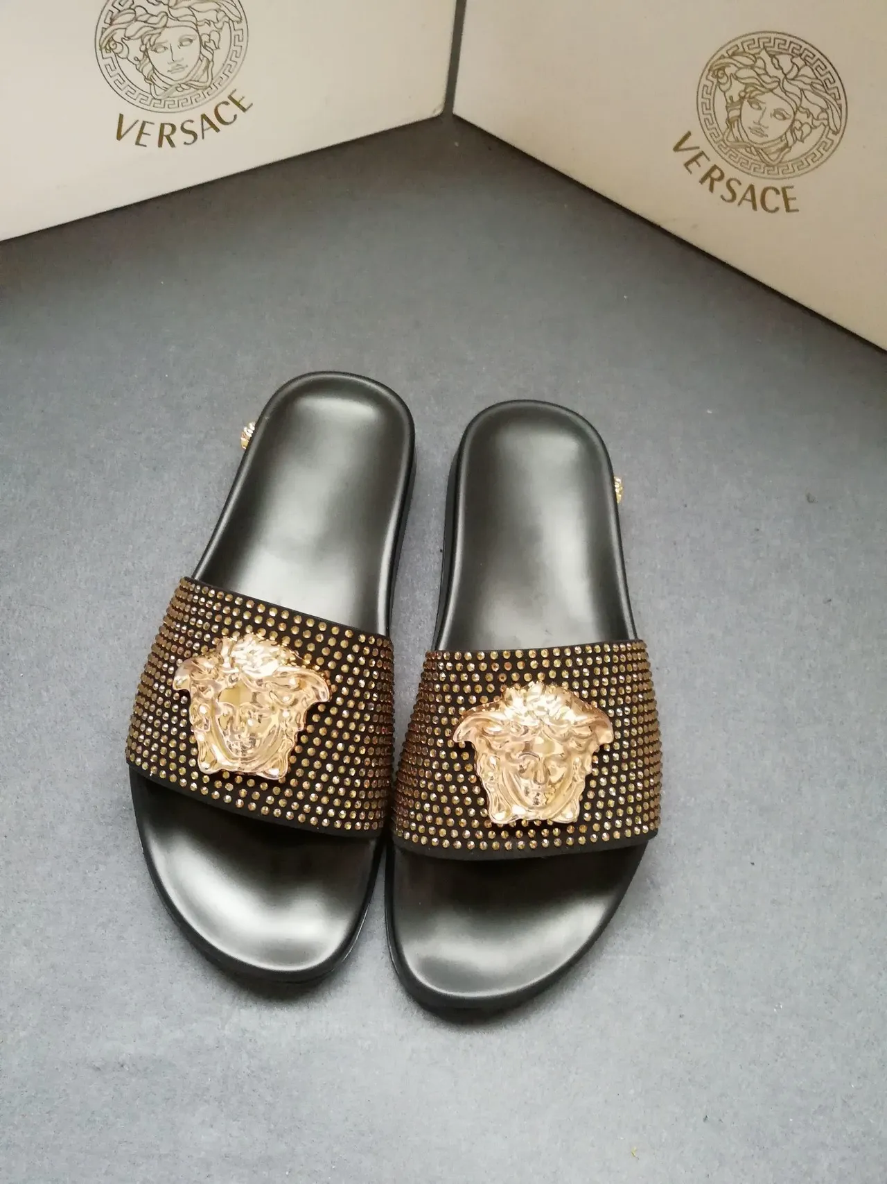 Versace Medusa-Studded Sandalias Deslizantes Doradas Negras 2