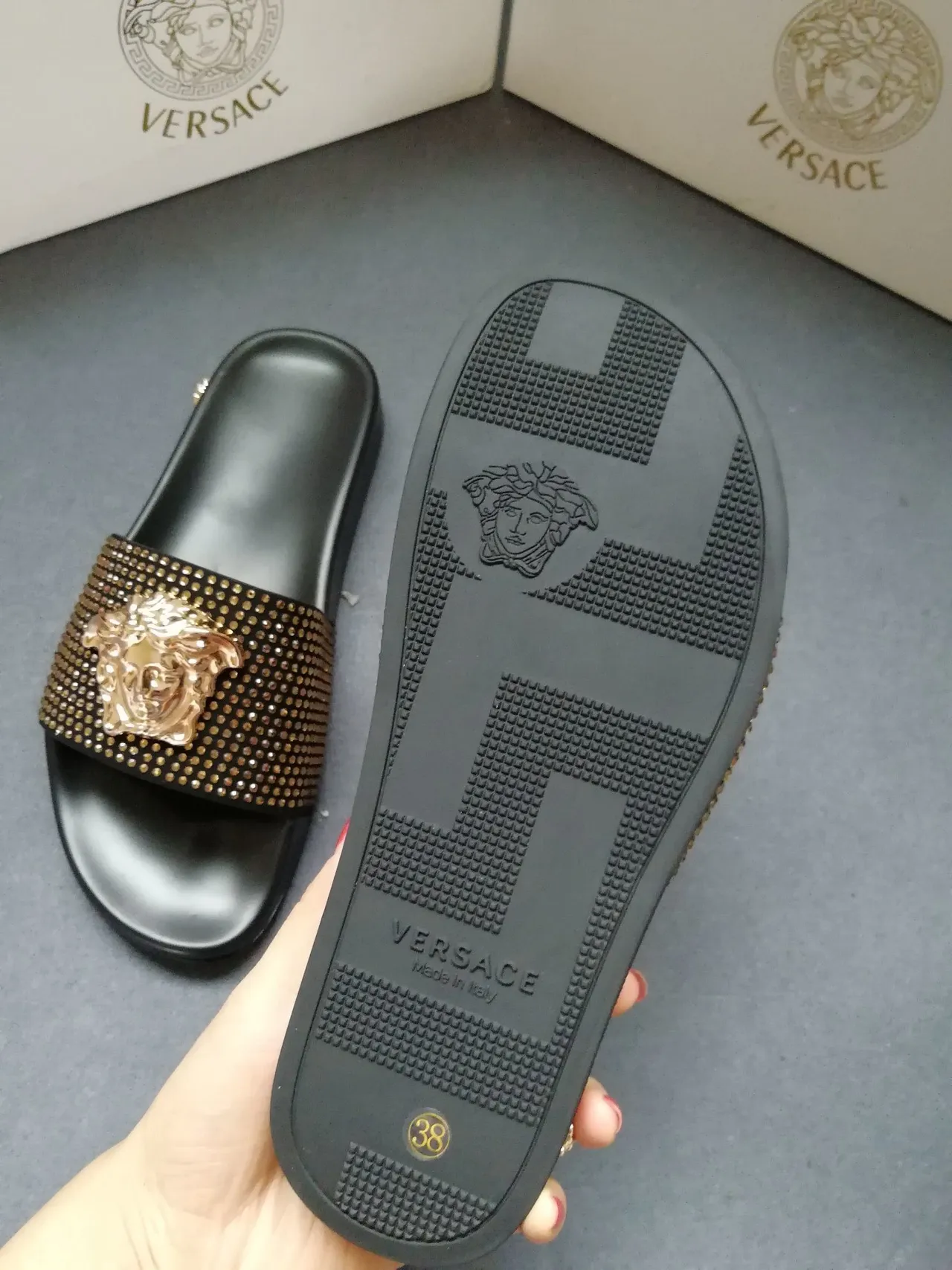 Versace Medusa-Studded Sandalias Deslizantes Doradas Negras 3