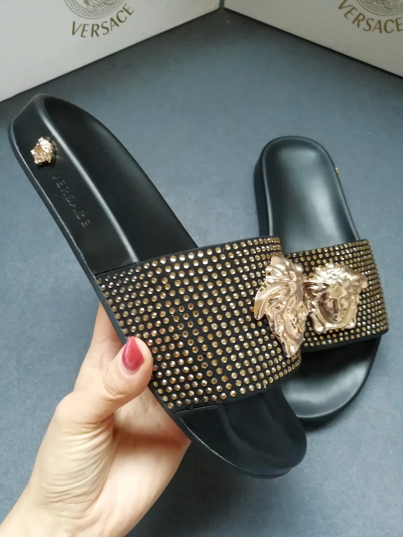 Versace Medusa-Studded Sandalias Deslizantes Doradas Negras 4