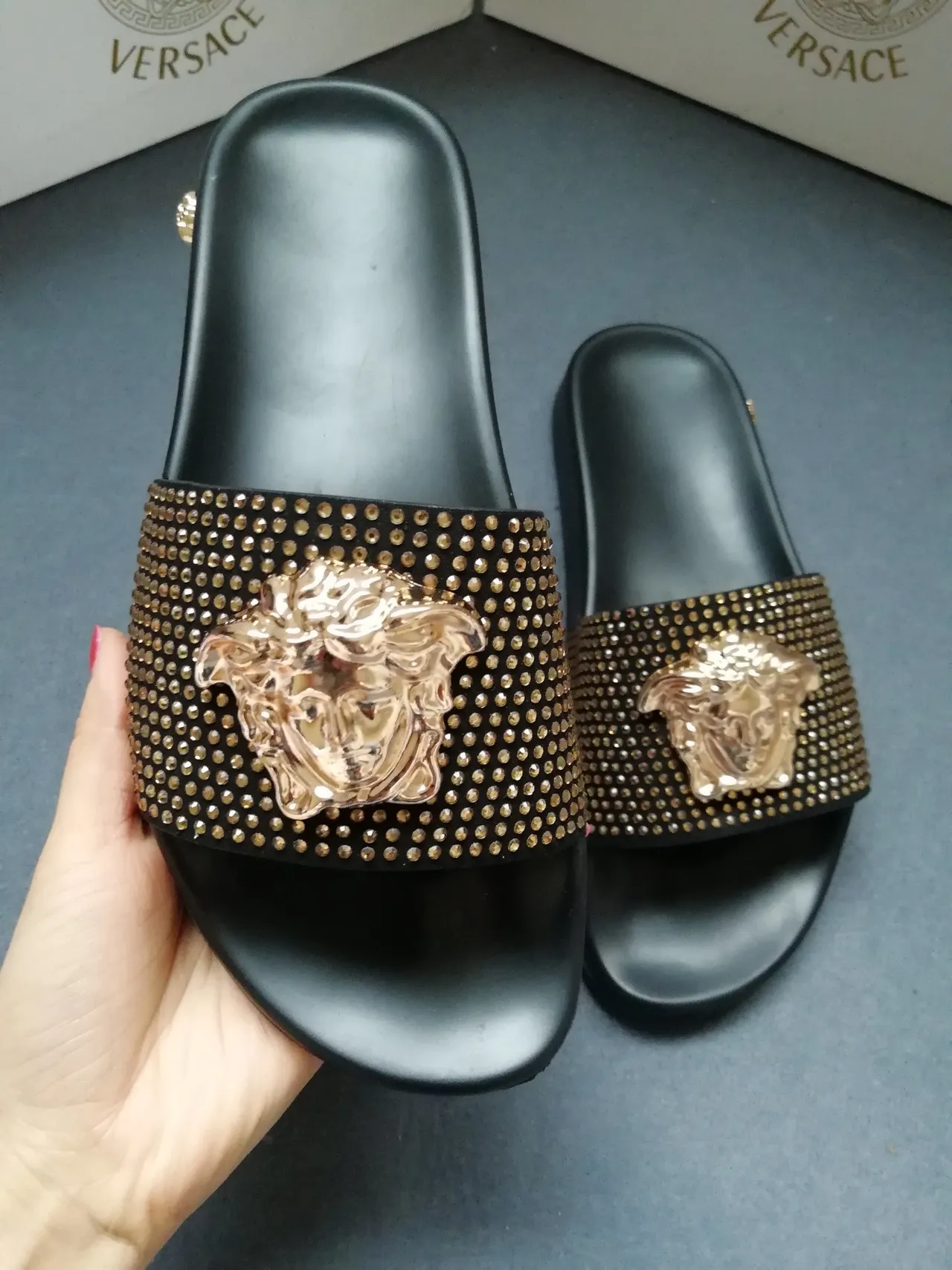 Versace Medusa-Studded Sandalias Deslizantes Doradas Negras 5