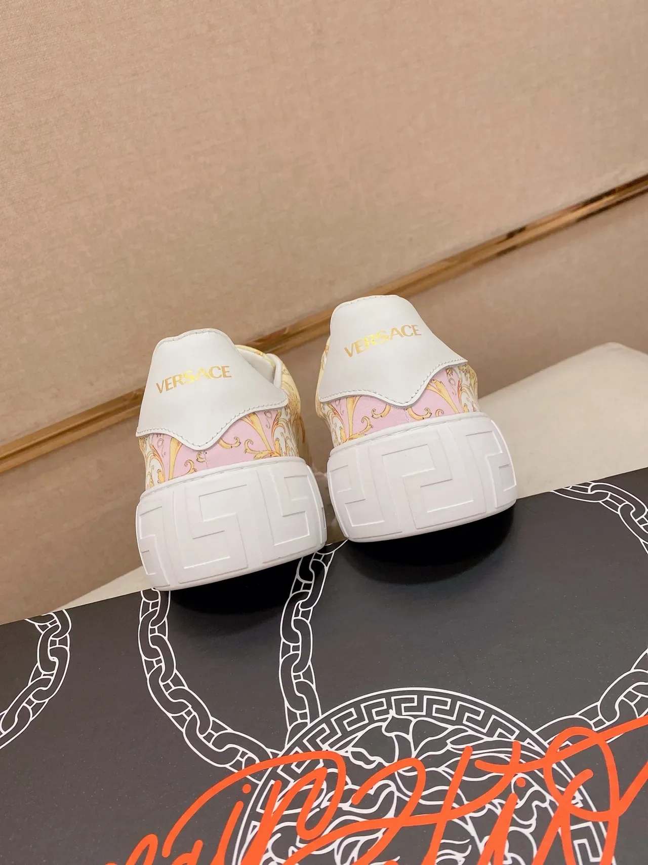 Versace Odissea حذاء رياضي أسلوب الحياة بطباعة باروكية وردي وكريمي 3