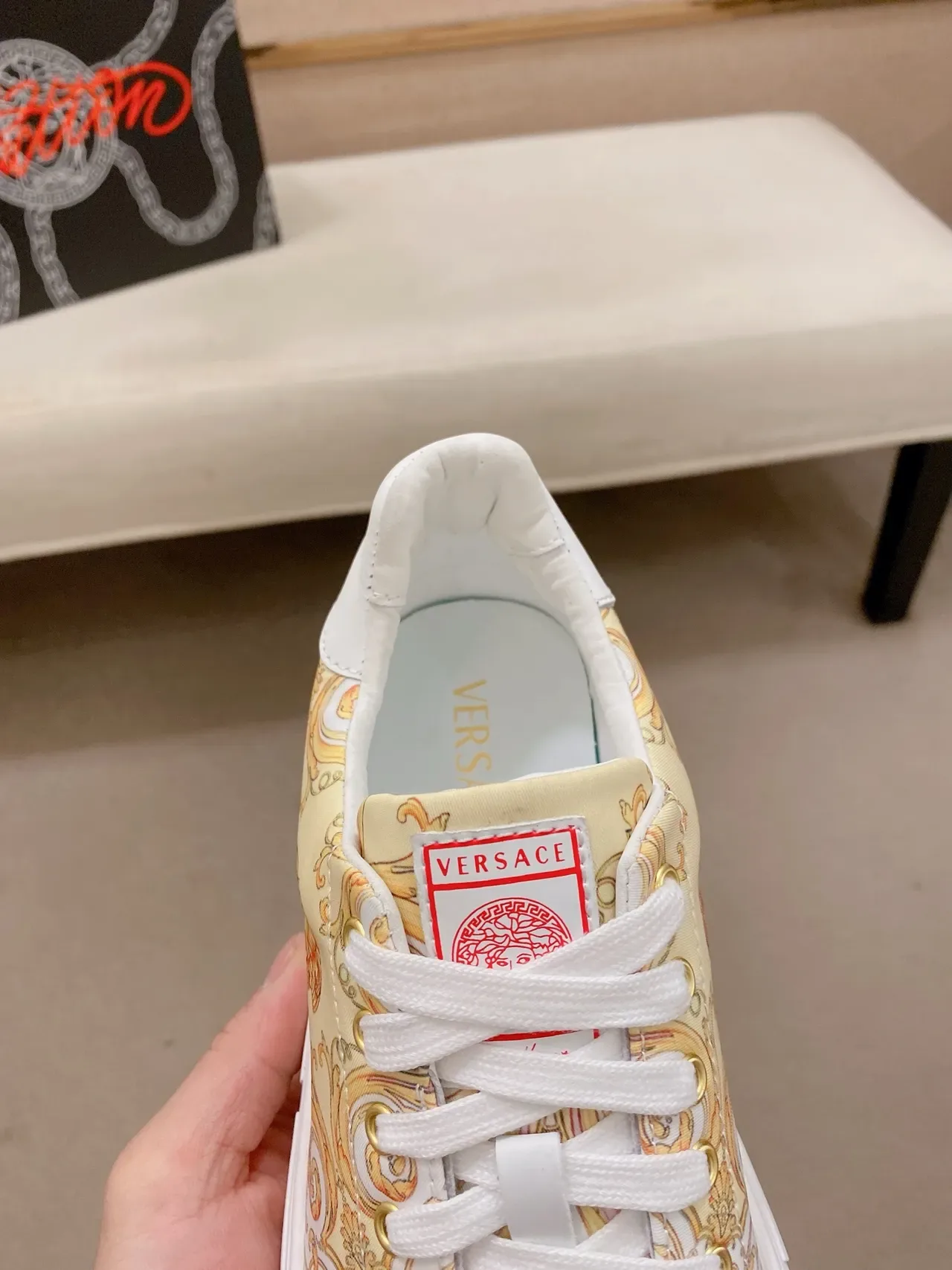 Versace Odissea حذاء رياضي أسلوب الحياة بطباعة باروكية وردي وكريمي 4