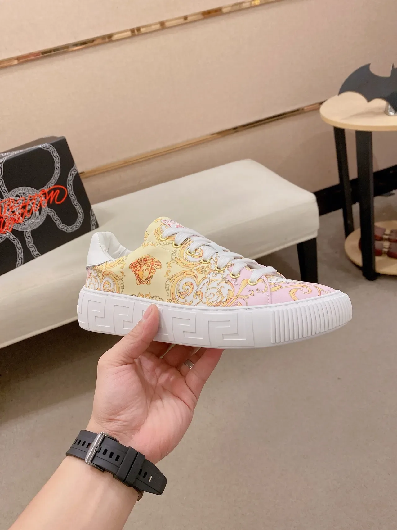 Versace Odissea حذاء رياضي أسلوب الحياة بطباعة باروكية وردي وكريمي 5