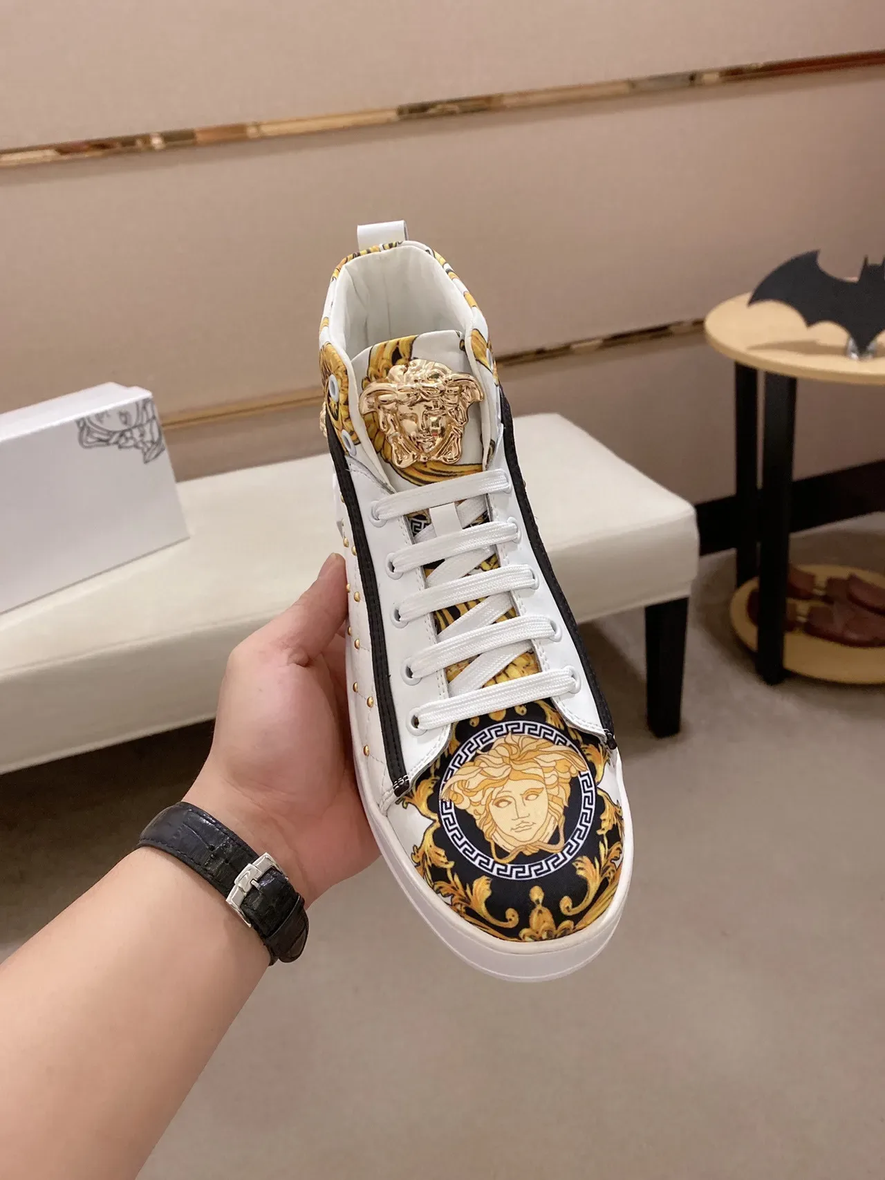 Versace Odissea सफेद स्वर्ण बारोक प्रिंट हाई टॉप लाइफस्टाइल स्नीकर 9
