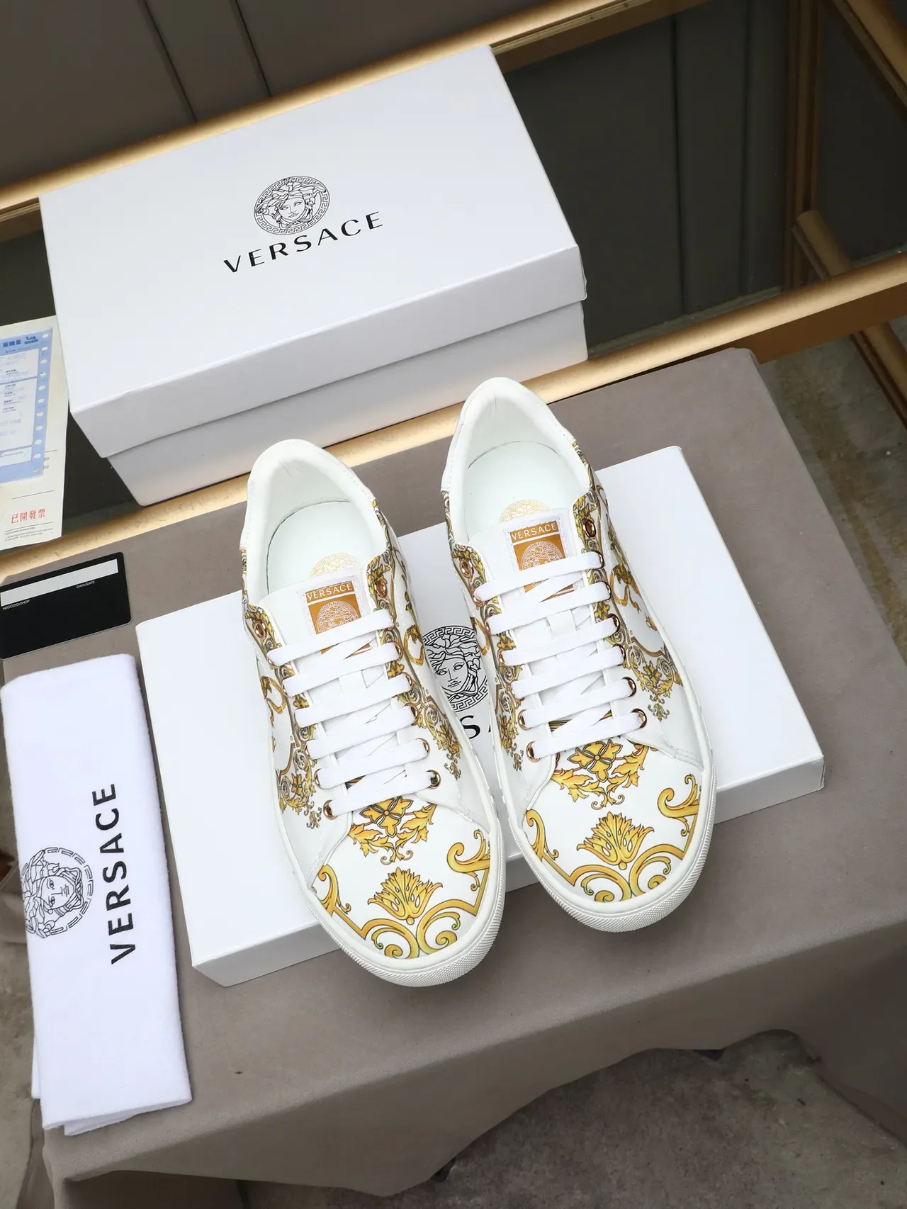 Versace أحذية رياضية لايف ستايل أبيض وذهبي قماش مطبوع أعلى وسط Greca نمط 2