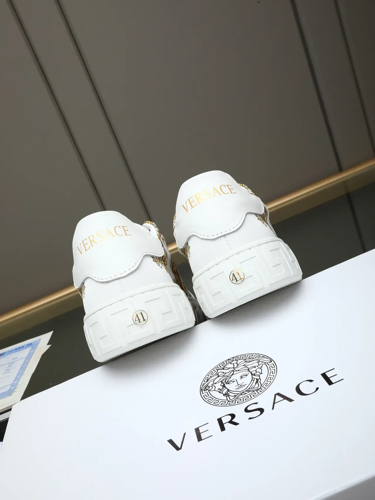 Versace أحذية رياضية لايف ستايل أبيض وذهبي قماش مطبوع أعلى وسط Greca نمط 3