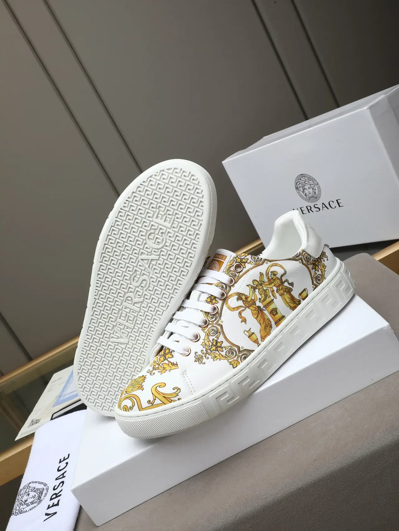 Versace أحذية رياضية لايف ستايل أبيض وذهبي قماش مطبوع أعلى وسط Greca نمط 4