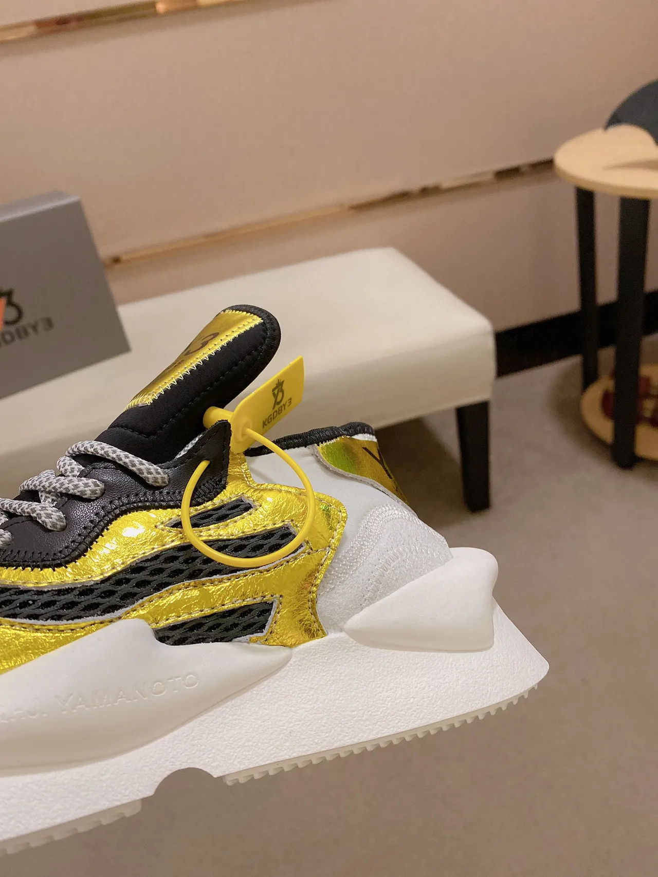 Y-3 Or Noir Métallique Cuir Maille Superposition Style de Vie Sneakers 4