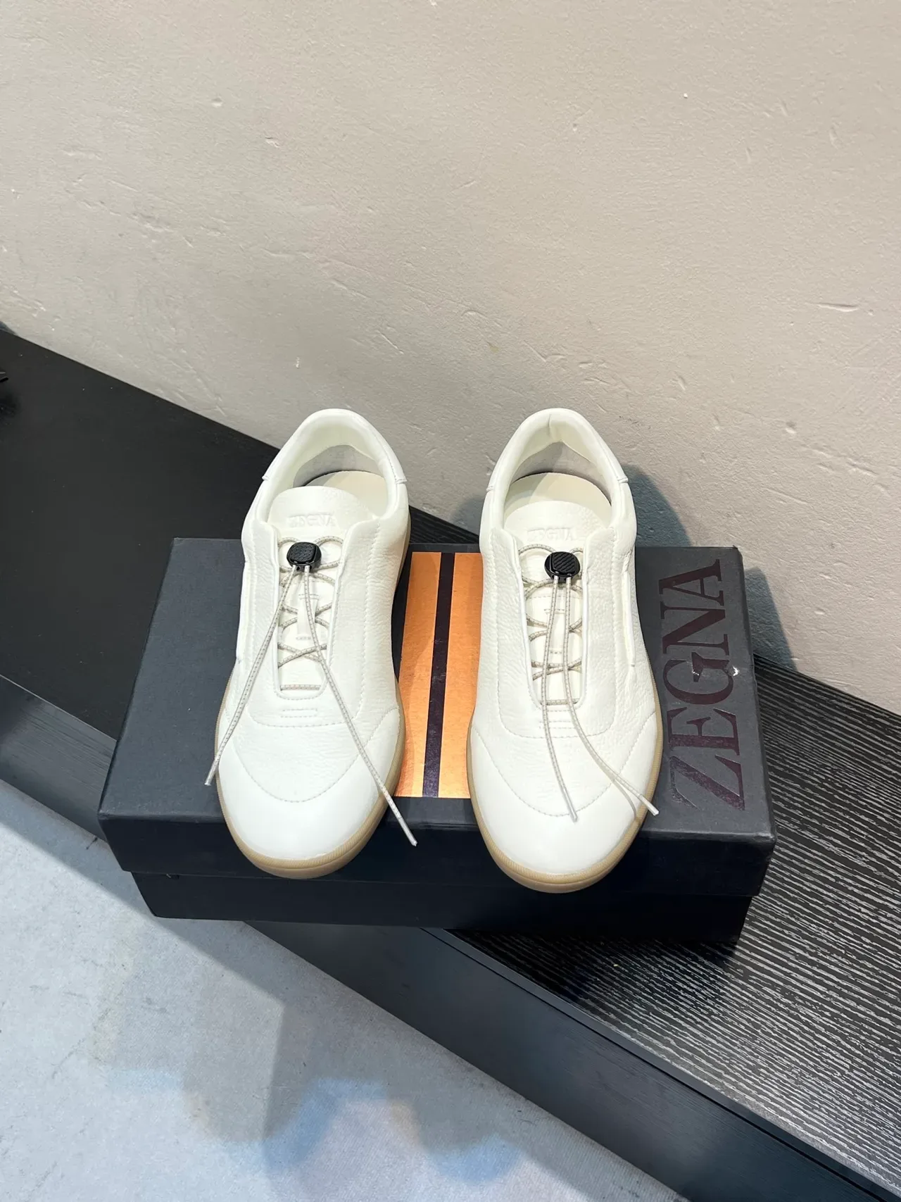 Zegna حذاء رياضي أبيض جلد حبيبي نمط حياة 2
