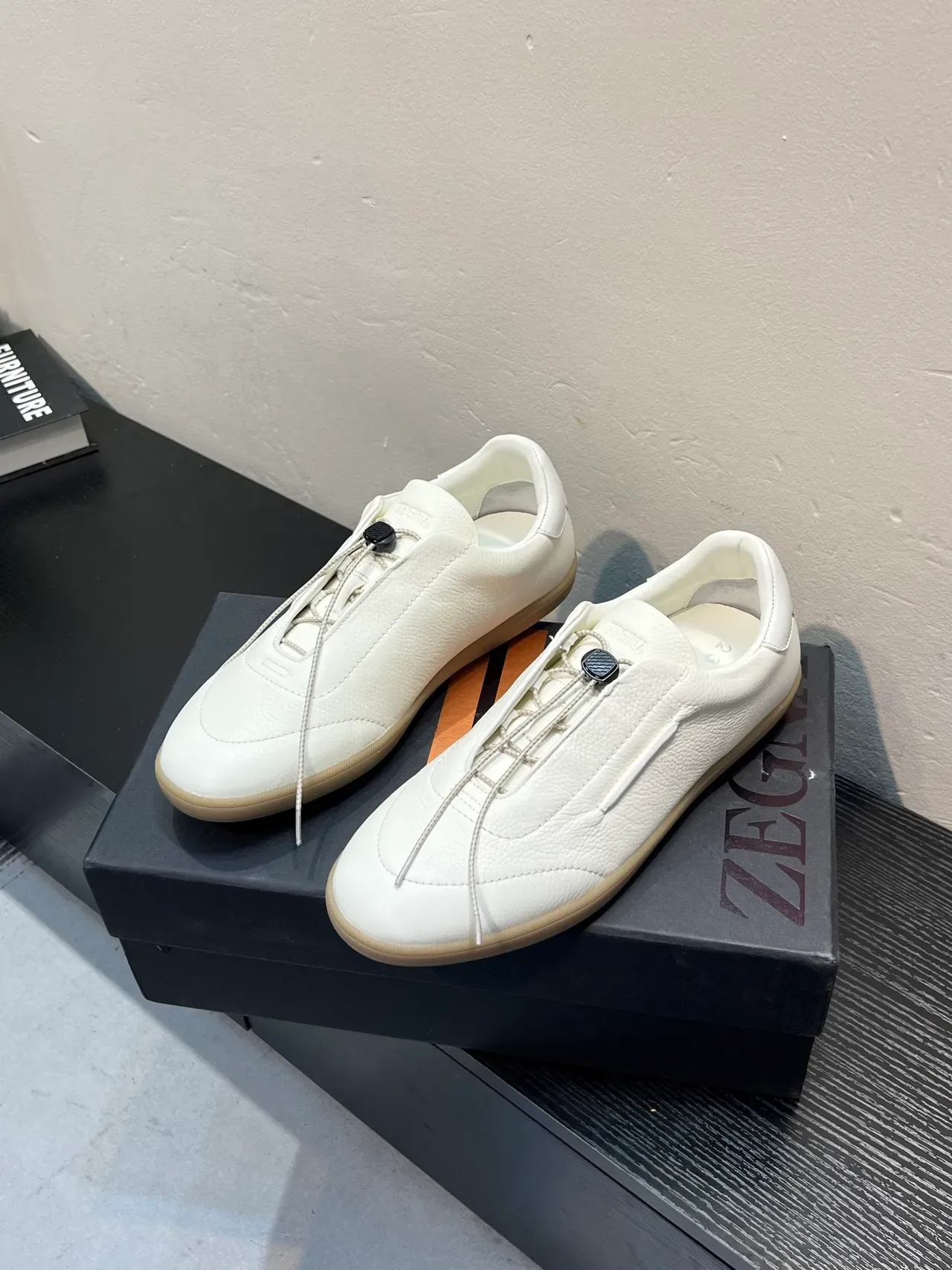Zegna حذاء رياضي أبيض جلد حبيبي نمط حياة 3