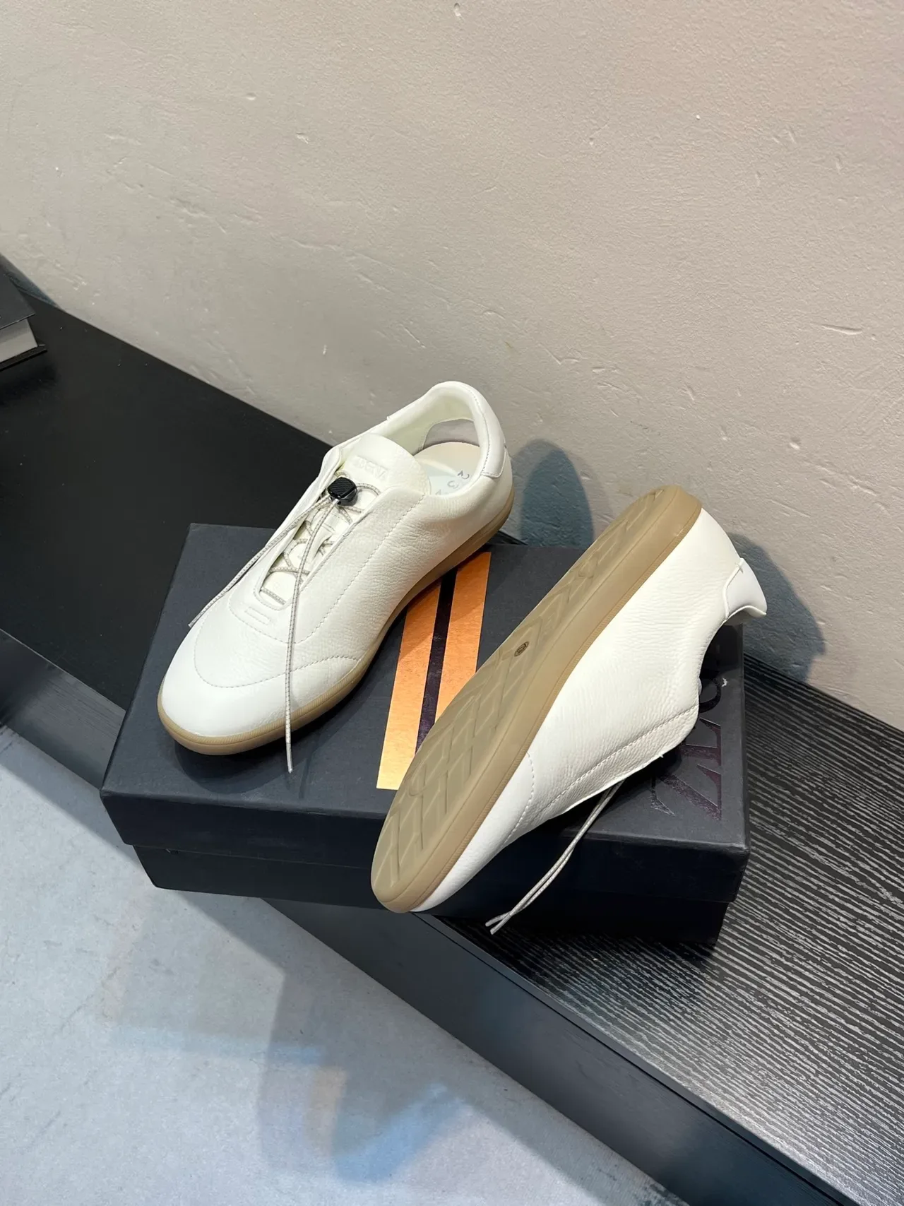 Zegna حذاء رياضي أبيض جلد حبيبي نمط حياة 4