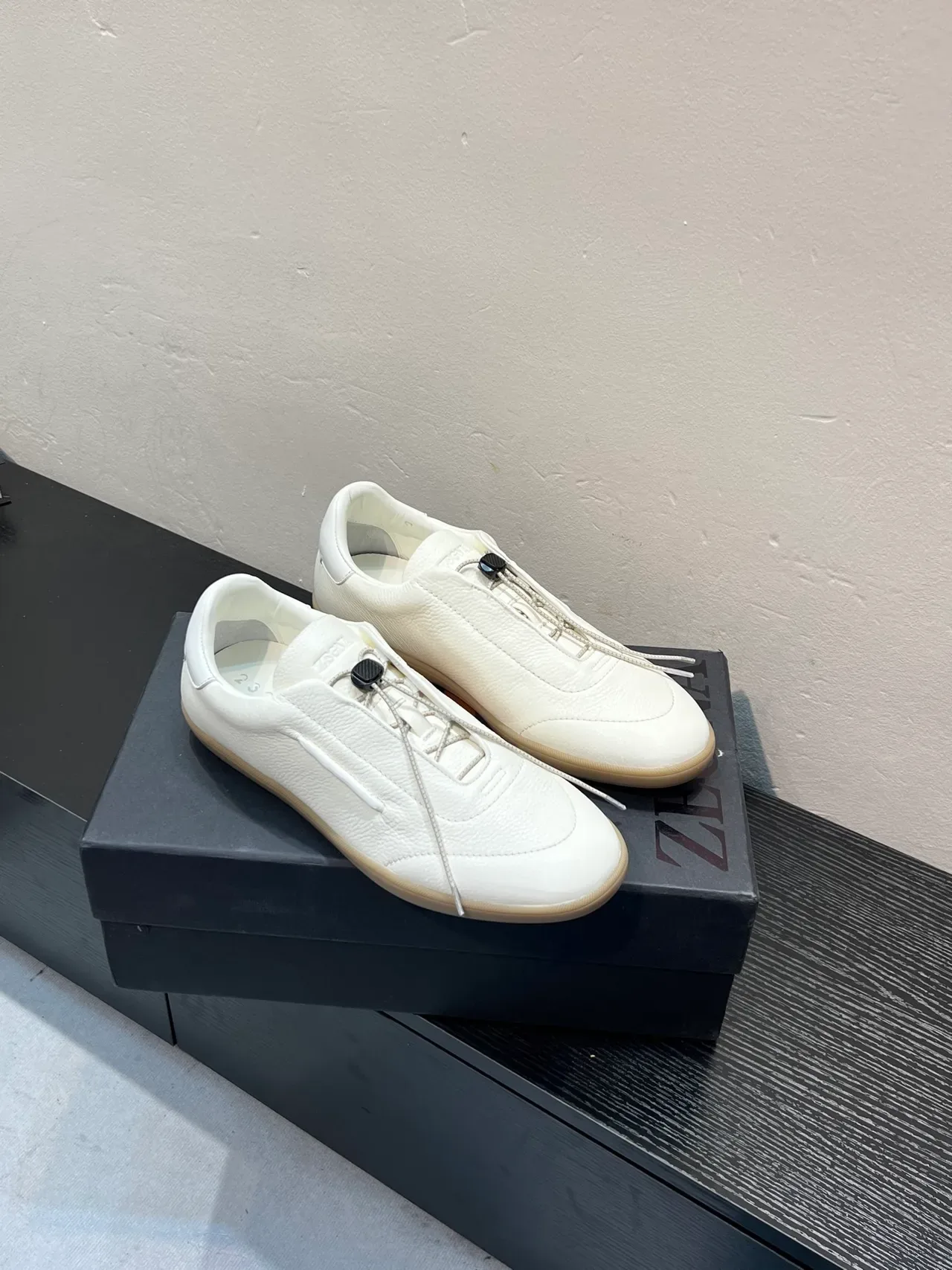 Zegna حذاء رياضي أبيض جلد حبيبي نمط حياة 5