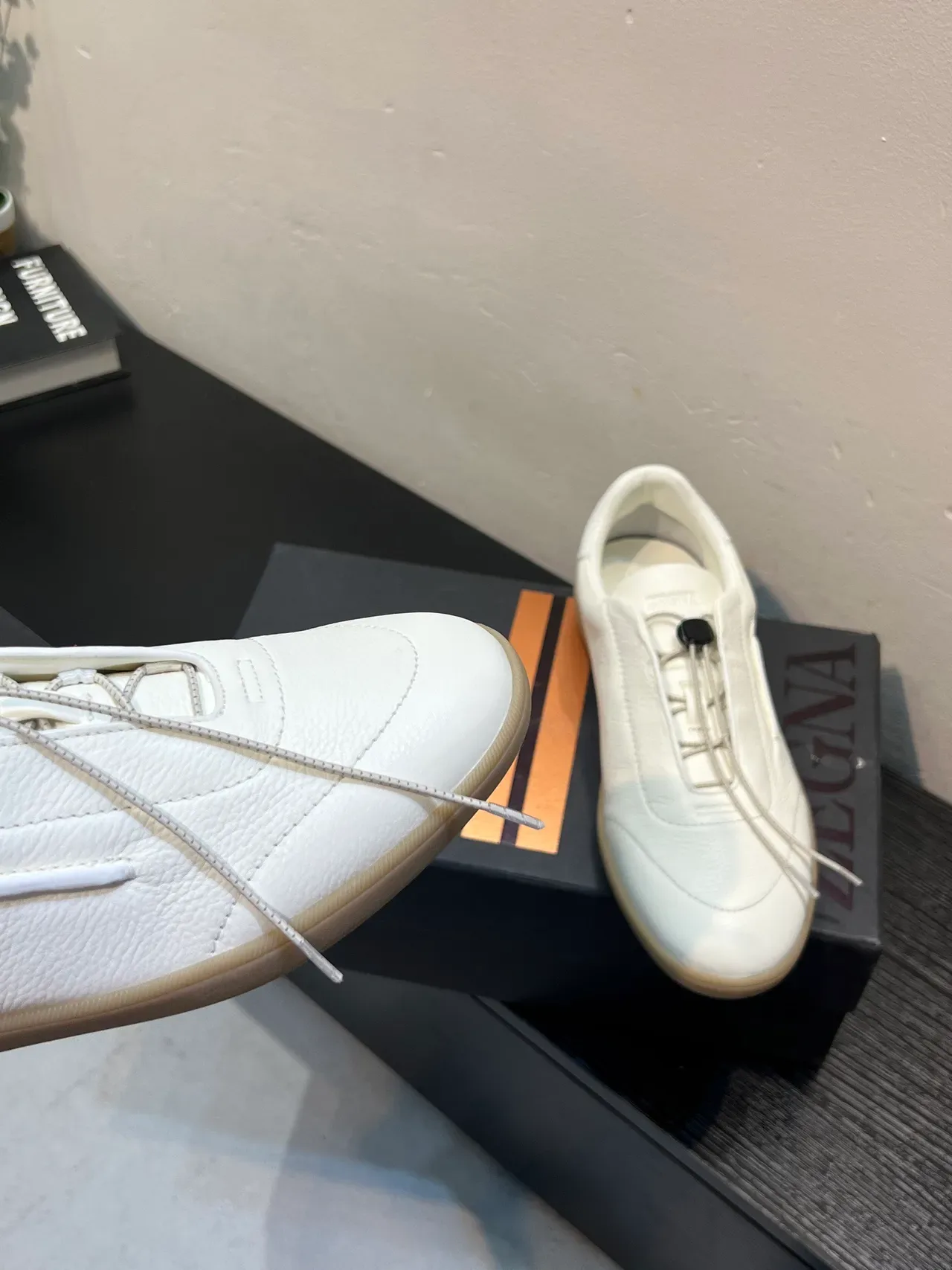 Zegna حذاء رياضي أبيض جلد حبيبي نمط حياة 8