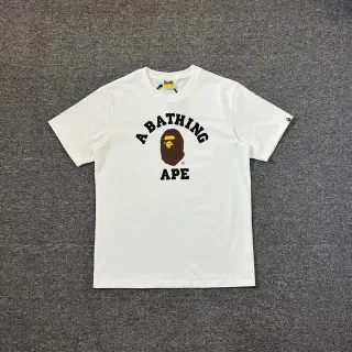 تيشيرت جرافيك أبيض بشعار مقوس A Bathing Ape