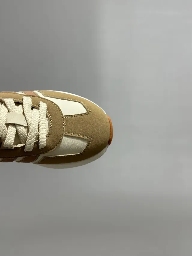 Adidas Beige Rojo Retro Runner Silueta Tres Rayas Panel Lateral Lifestyle Sneakers 21