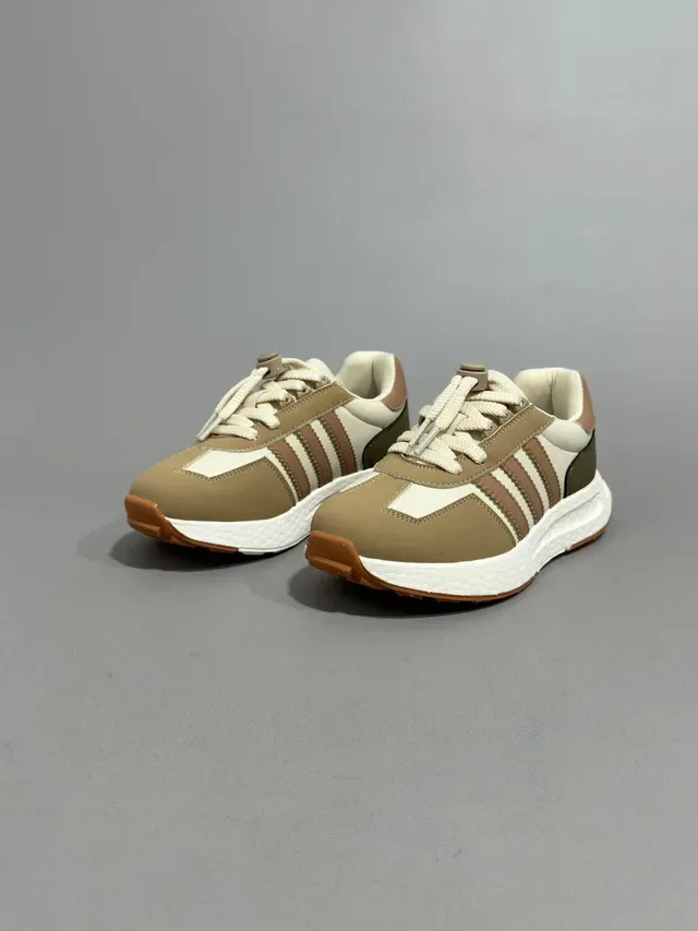Adidas Beige Rojo Retro Runner Silueta Tres Rayas Panel Lateral Lifestyle Sneakers 22