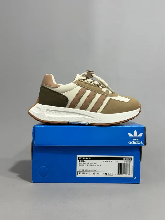 Adidas Beige Rojo Retro Runner Silueta Tres Rayas Panel Lateral Lifestyle Sneakers 23
