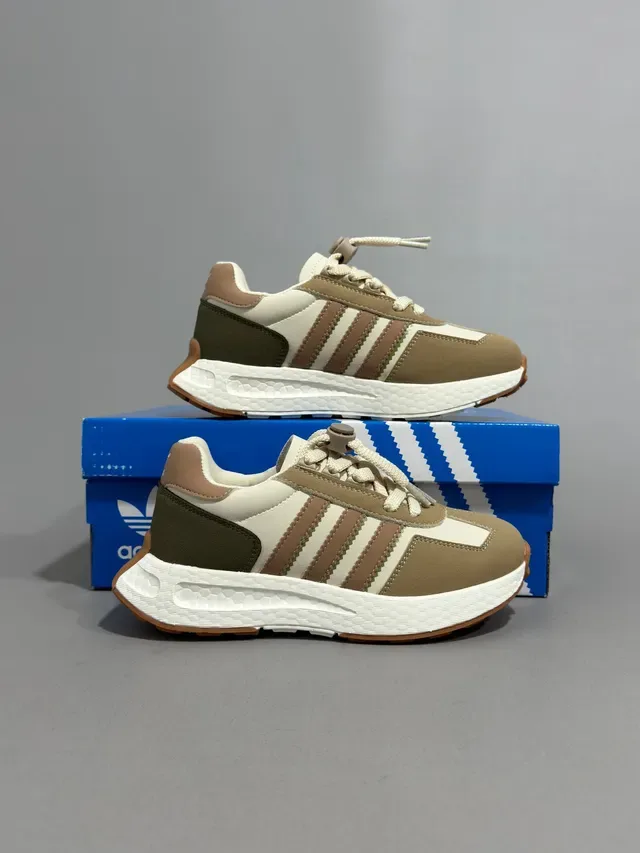 Adidas Beige Rojo Retro Runner Silueta Tres Rayas Panel Lateral Lifestyle Sneakers 24