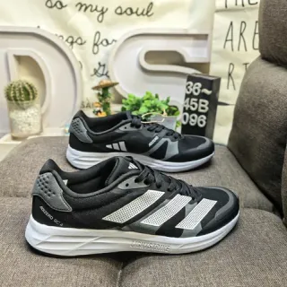 Adidas काला ग्रे कम-प्रोफाइल सिल्हूट परफोरेटेड स्ट्राइप ओवरले रनिंग जूते