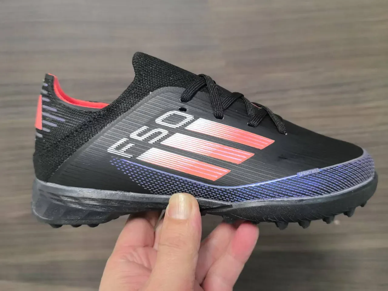 Adidas Chuteira low-cut preto laranja com upper de knit, detalhes de listras gradientes para grama artificial 9