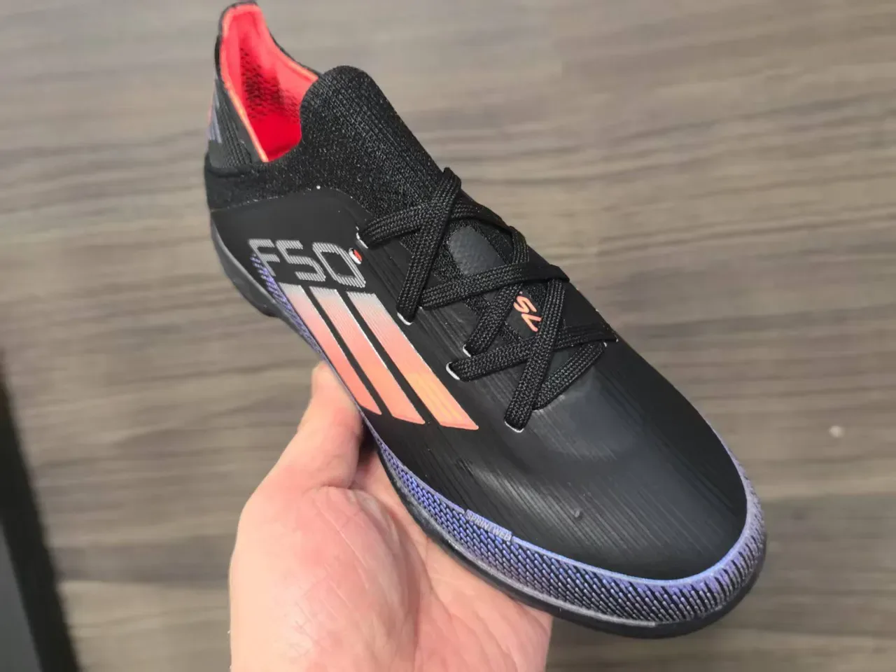 Adidas Chuteira low-cut preto laranja com upper de knit, detalhes de listras gradientes para grama artificial 10