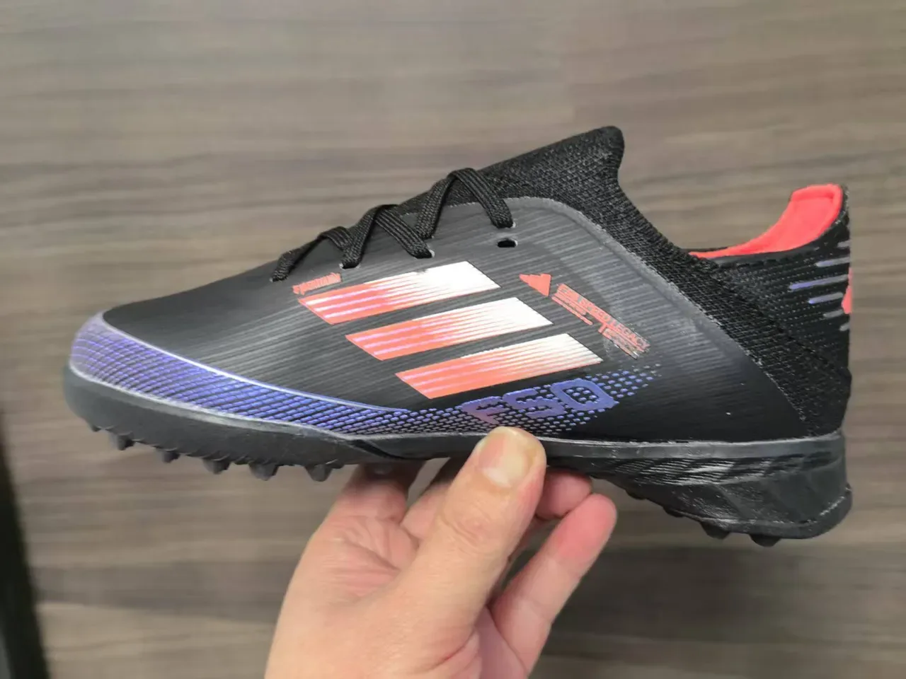 Adidas Chuteira low-cut preto laranja com upper de knit, detalhes de listras gradientes para grama artificial 11