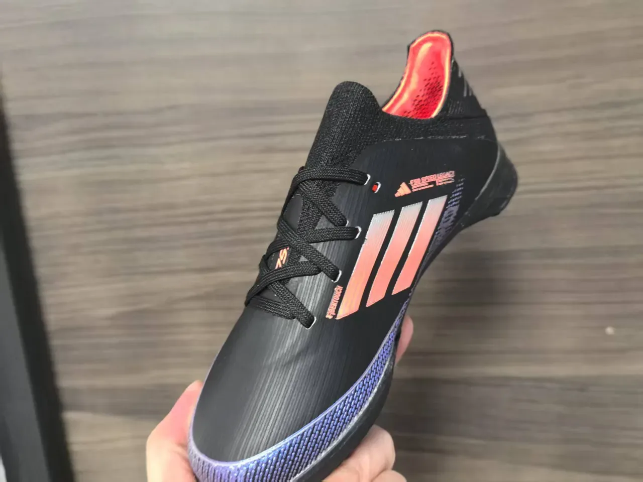 Adidas Chuteira low-cut preto laranja com upper de knit, detalhes de listras gradientes para grama artificial 12