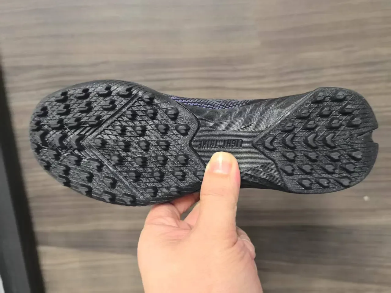 Adidas Chuteira low-cut preto laranja com upper de knit, detalhes de listras gradientes para grama artificial 13