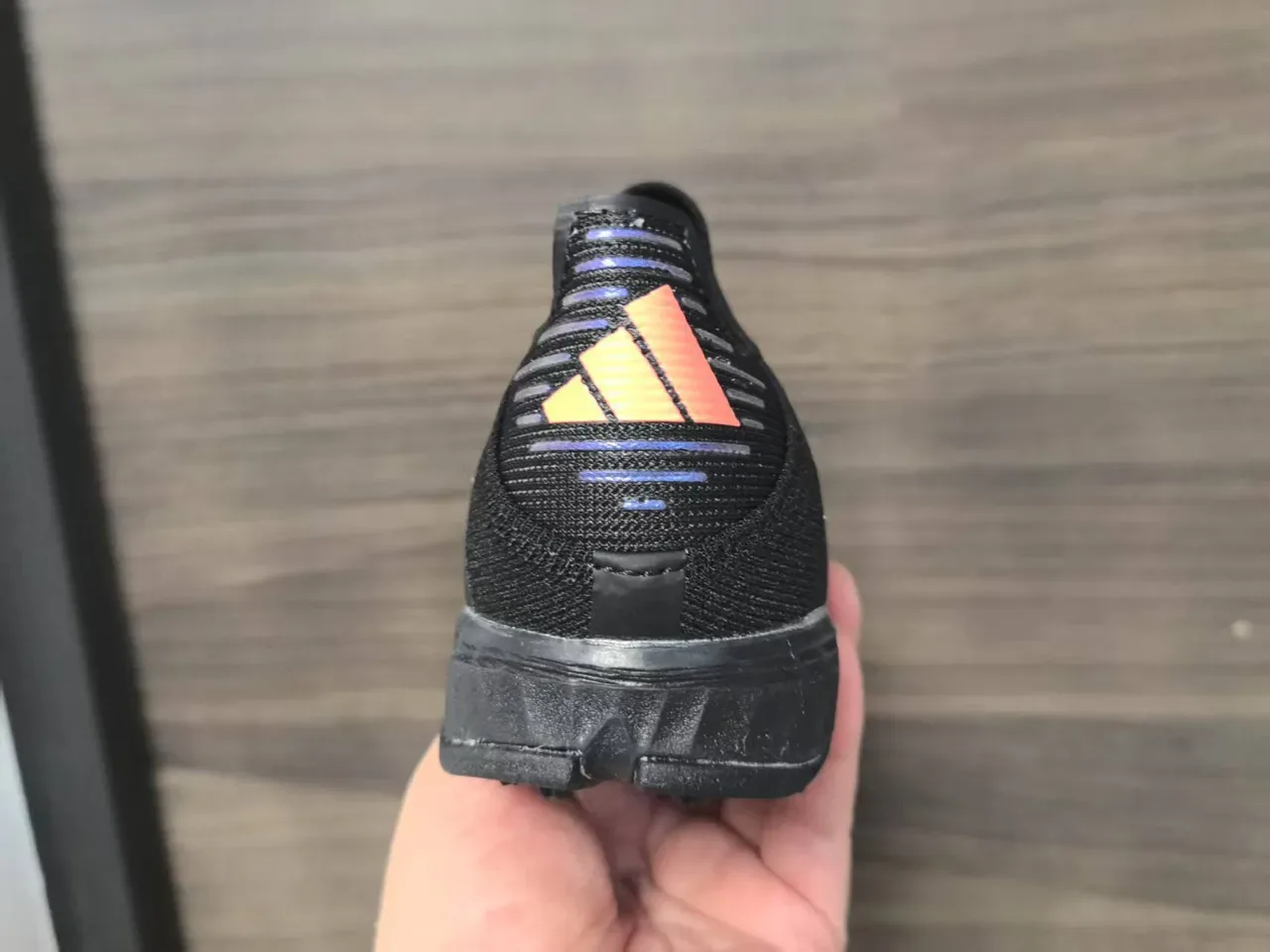 Adidas Chuteira low-cut preto laranja com upper de knit, detalhes de listras gradientes para grama artificial 14
