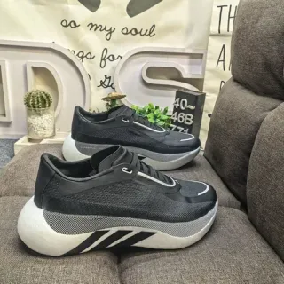 Adidas Chaussures Lifestyle Noires et Blanches avec upper en knit mesh, semelle médiane sculptée segmentée