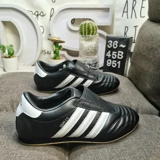 Adidas أسود أبيض بدون أحزمة سهل الارتداء مبطن فام أحذية كرة قدم داخلية