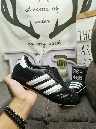 Adidas أسود أبيض بدون أحزمة سهل الارتداء مبطن فام أحذية كرة قدم داخلية 5