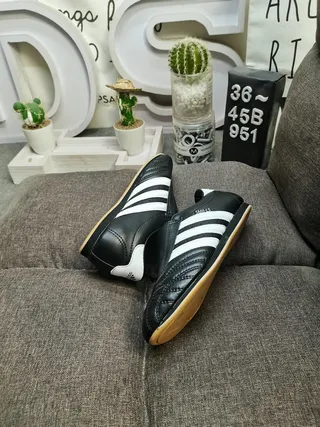 Adidas أسود أبيض بدون أحزمة سهل الارتداء مبطن فام أحذية كرة قدم داخلية 6