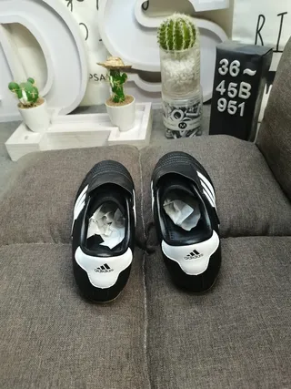 Adidas أسود أبيض بدون أحزمة سهل الارتداء مبطن فام أحذية كرة قدم داخلية 8