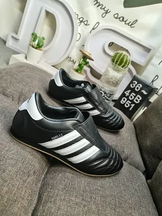 Adidas أسود أبيض بدون أحزمة سهل الارتداء مبطن فام أحذية كرة قدم داخلية 9