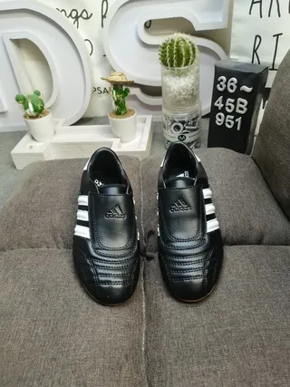 Adidas أسود أبيض بدون أحزمة سهل الارتداء مبطن فام أحذية كرة قدم داخلية 10