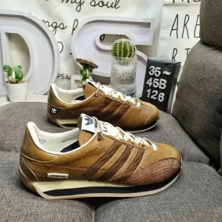 Adidas Marron Beige Chaussures Lifestyle Basse avec Upper de Daim et Nubuck