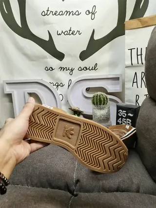 Adidas Marrón Beige Zapatillas Lifestyle de Bajo con Upper de Ante y Nubuck 4