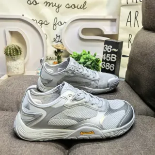 Adidas 灰色与白色 Mesh 和合成覆盖鞋面 越野灵感鞋底 生活方式运动鞋