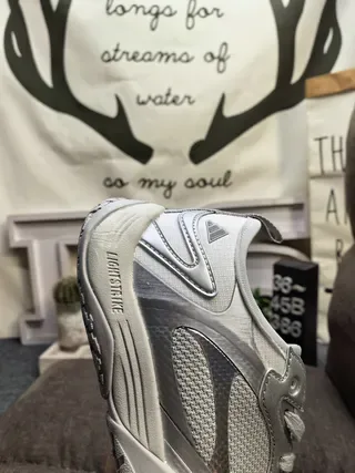 Adidas Gris y Blanco Malla y Recubrimiento Sintético Superior Suela Inspirada en Trail Lifestyle Sneakers 3