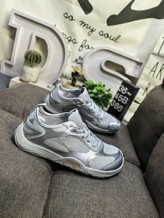 Adidas Gris y Blanco Malla y Recubrimiento Sintético Superior Suela Inspirada en Trail Lifestyle Sneakers 9