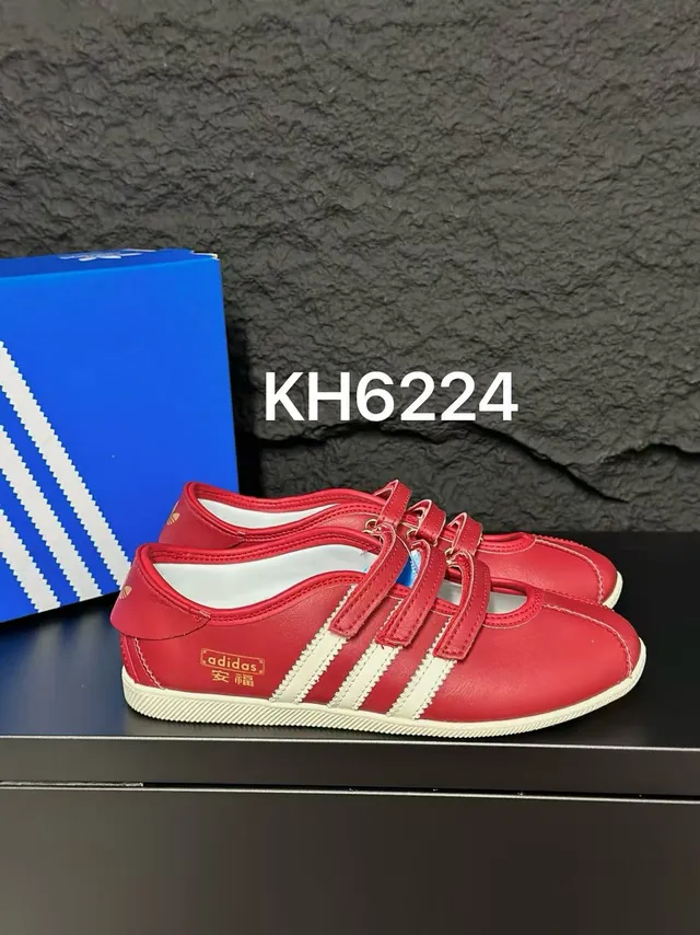 Adidas Mary Jane فضي أبيض معدني جلد اصطناعي أعلى ثلاث أحزمة Velcro Mary Jane أحذية 4