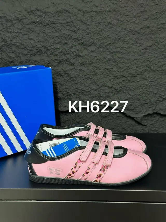 Adidas Mary Jane فضي أبيض معدني جلد اصطناعي أعلى ثلاث أحزمة Velcro Mary Jane أحذية 6