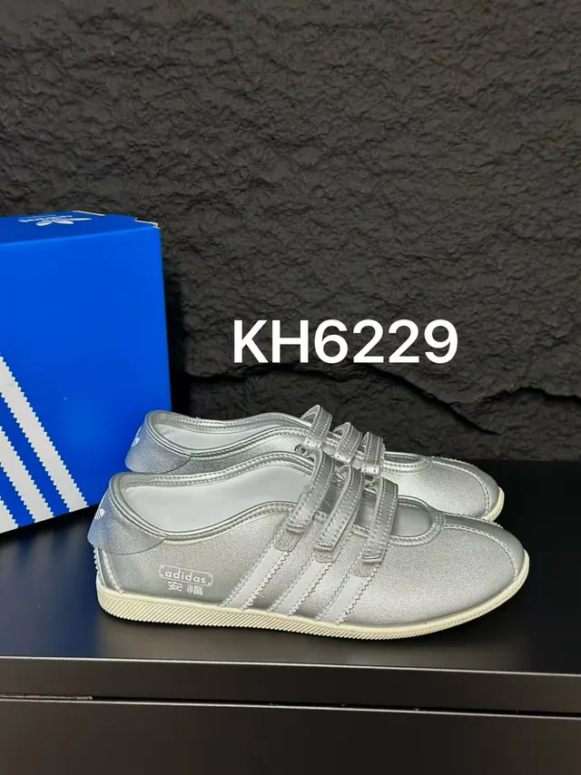 Adidas Mary Jane فضي أبيض معدني جلد اصطناعي أعلى ثلاث أحزمة Velcro Mary Jane أحذية 8