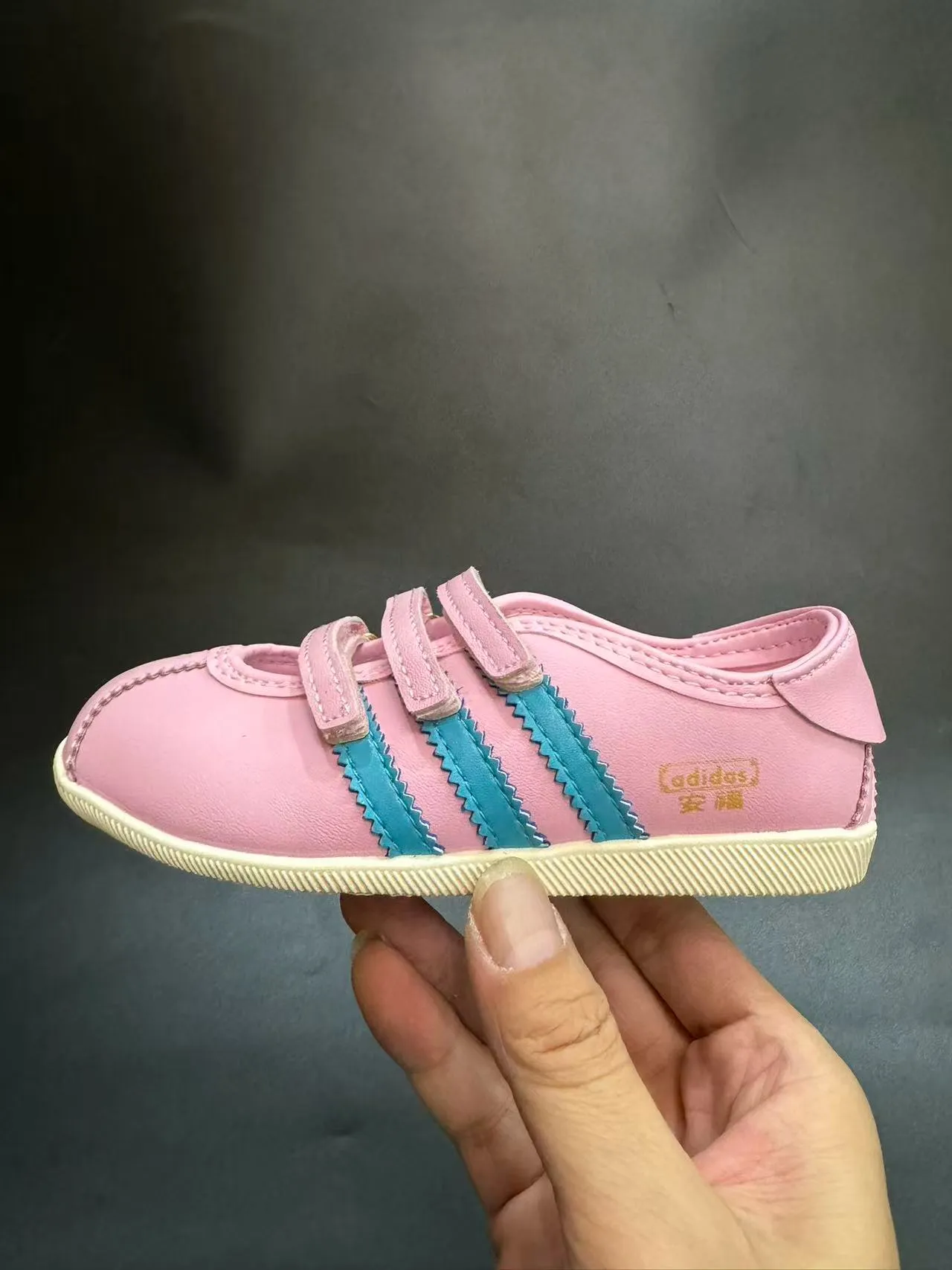 Adidas Mary Jane فضي أبيض معدني جلد اصطناعي أعلى ثلاث أحزمة Velcro Mary Jane أحذية 9