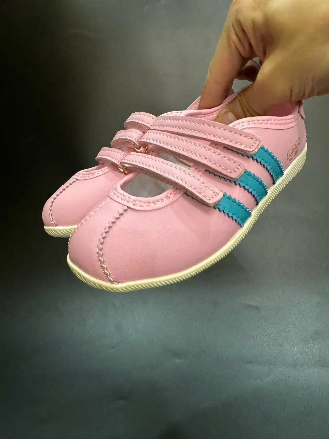Adidas Mary Jane فضي أبيض معدني جلد اصطناعي أعلى ثلاث أحزمة Velcro Mary Jane أحذية 10