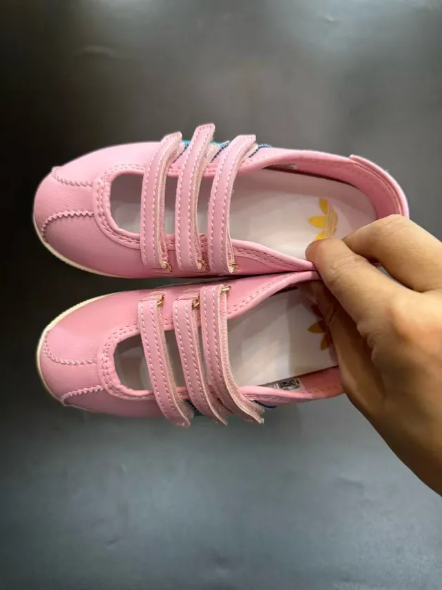 Adidas Mary Jane فضي أبيض معدني جلد اصطناعي أعلى ثلاث أحزمة Velcro Mary Jane أحذية 11