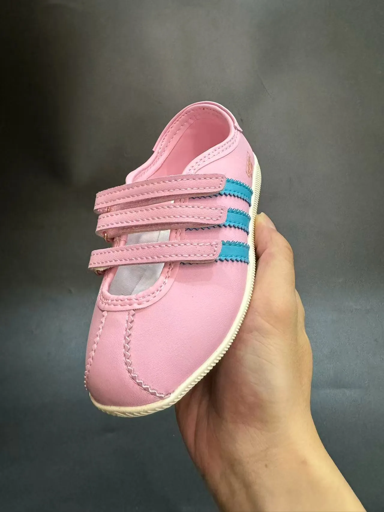 Adidas Mary Jane فضي أبيض معدني جلد اصطناعي أعلى ثلاث أحزمة Velcro Mary Jane أحذية 12